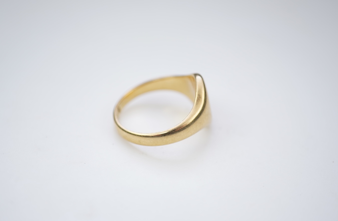 An 18ct gold signet ring, circa 1929